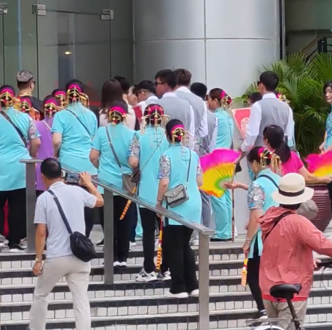 天水围神秘大妈舞围酒店?集体手舞足蹈惹议 网友揭非遗真相轰无知