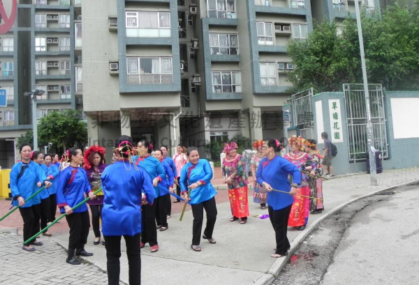 天水围神秘大妈舞围酒店？集体手舞足蹈惹议 网友揭非遗真相轰无知