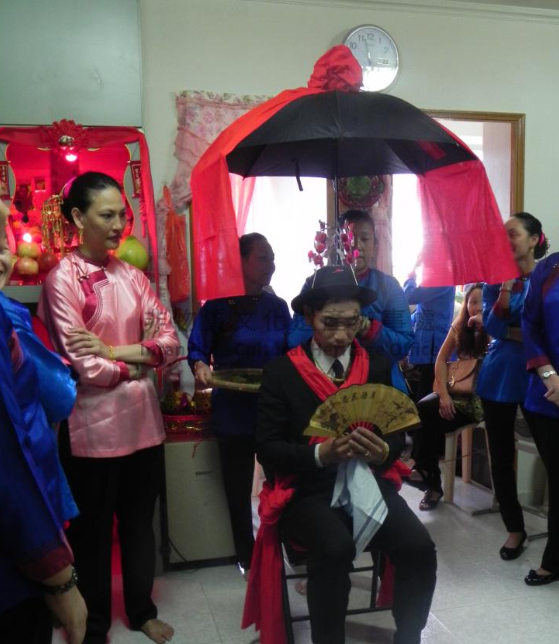 天水围神秘大妈舞围酒店？集体手舞足蹈惹议 网友揭非遗真相轰无知