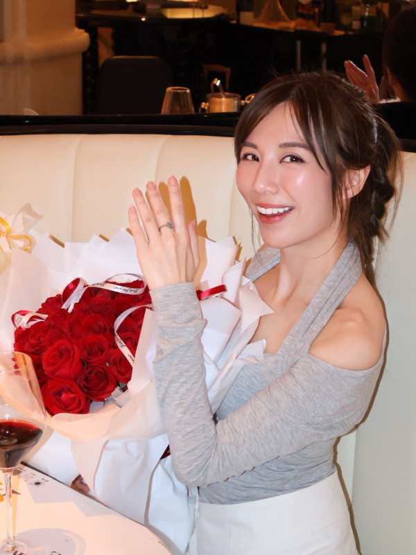 30岁赖彦妤趁520突发报喜？IG晒钻戒捧一大束玫瑰：“I finally.....”