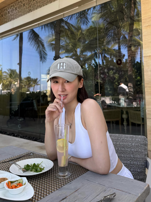 高海宁剪齐刘海似戴假发显老10年好不搭！网友狠批新发型极违和︱回头是岸
