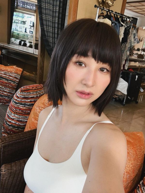 高海宁剪齐刘海似戴假发显老10年好不搭!网友狠批新发型极违和︱回头是岸