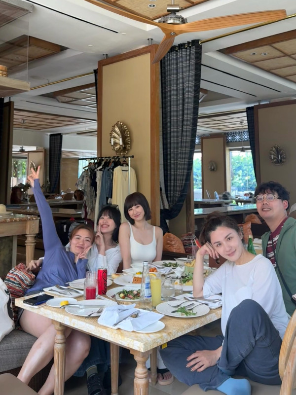 高海宁剪齐刘海似戴假发显老10年好不搭!网友狠批新发型极违和︱回头是岸