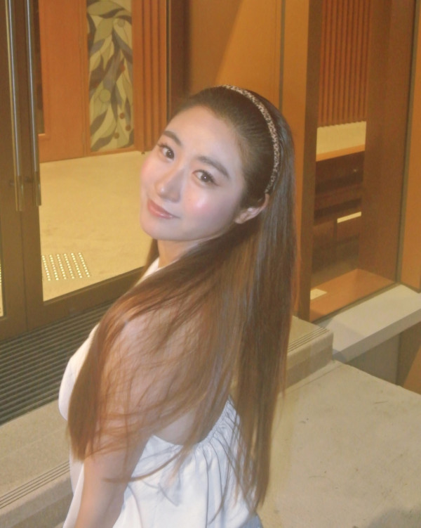 TVB性感小花低胸透明黑絲馬甲大解放!超大膽設計胸形畢露震撼網民眼球