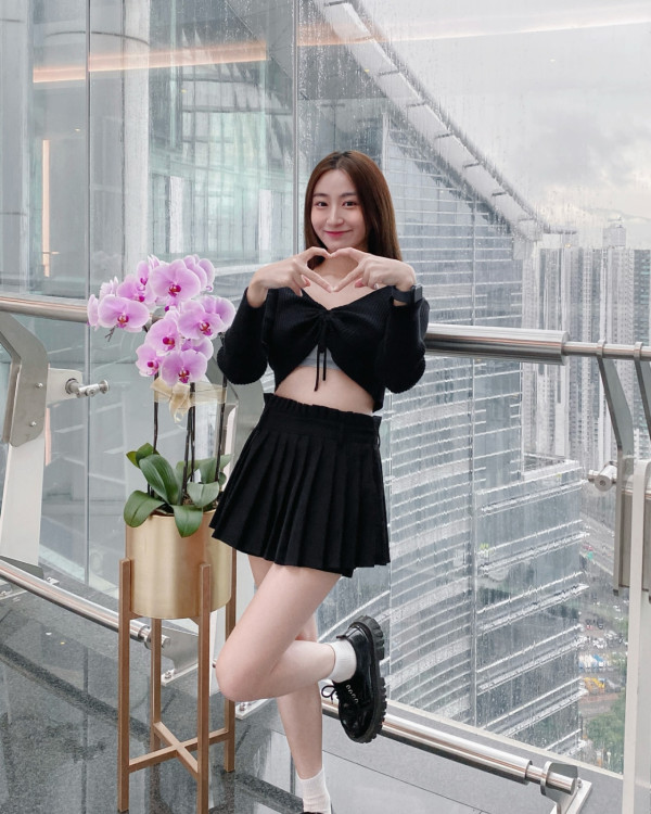 TVB性感小花低胸透明黑絲馬甲大解放！超大膽設計胸形畢露震撼網民眼球