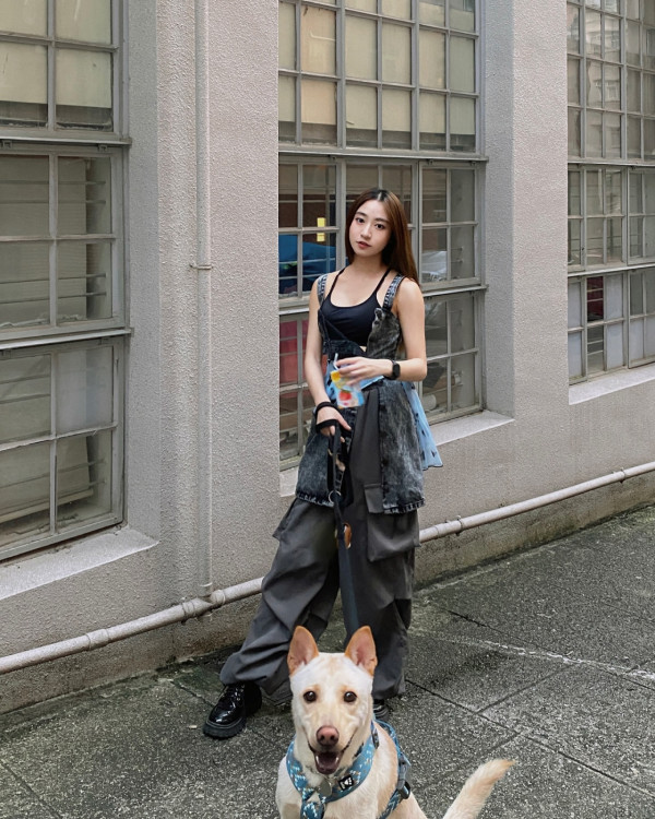 TVB性感小花低胸透明黑絲馬甲大解放！超大膽設計胸形畢露震撼網民眼球