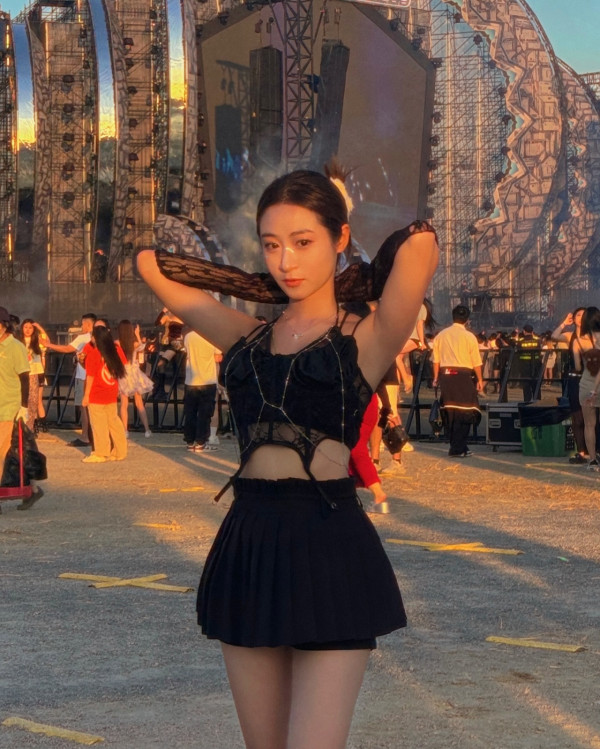 TVB性感小花低胸透明黑絲馬甲大解放！超大膽設計胸形畢露震撼網民眼球