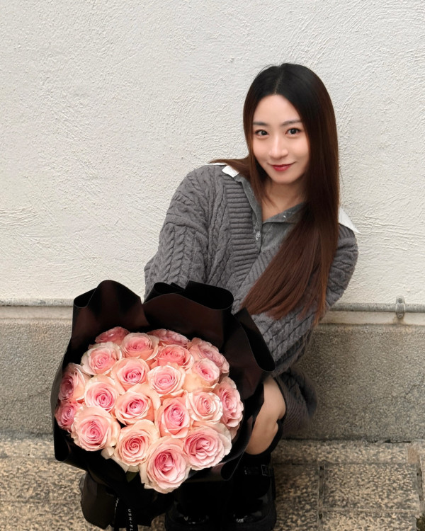 TVB性感小花低胸透明黑絲馬甲大解放!超大膽設計胸形畢露震撼網民眼球