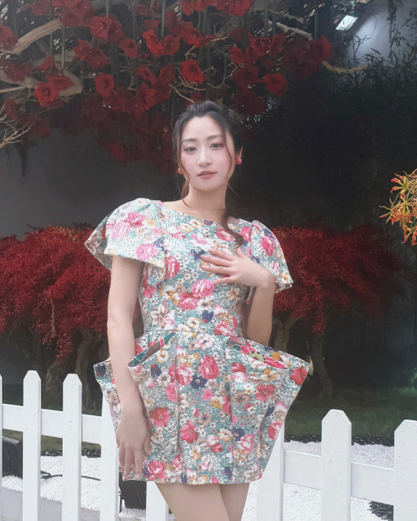 TVB性感小花低胸透明黑絲馬甲大解放！超大膽設計胸形畢露震撼網民眼球