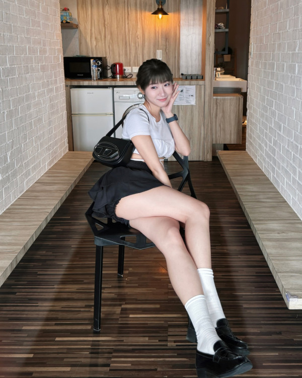 TVB性感小花低胸透明黑絲馬甲大解放！超大膽設計胸形畢露震撼網民眼球