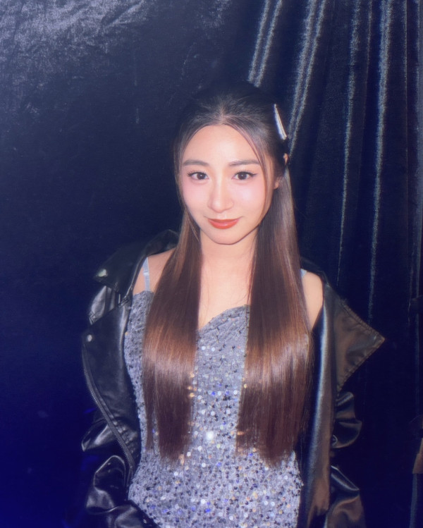 TVB性感小花低胸透明黑絲馬甲大解放!超大膽設計胸形畢露震撼網民眼球