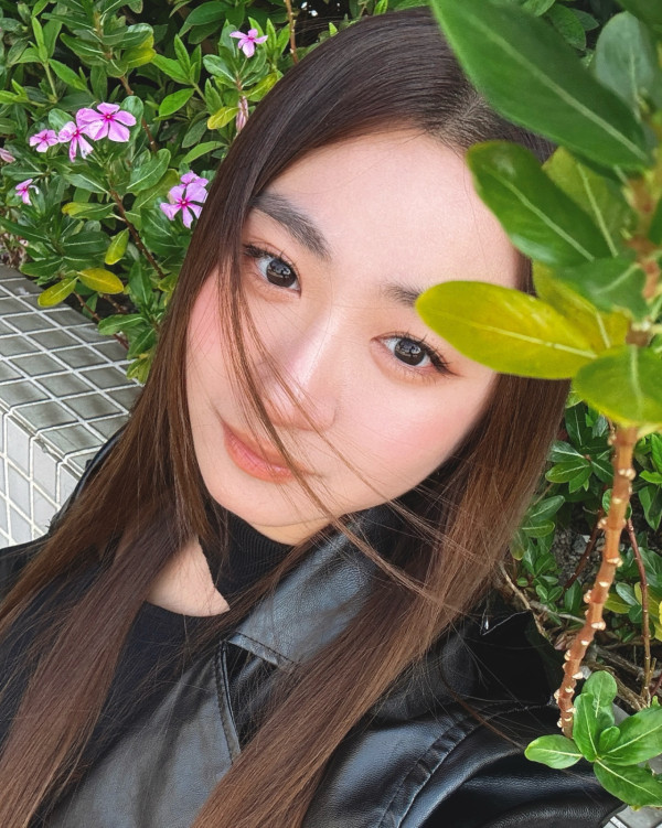 TVB性感小花低胸透明黑絲馬甲大解放！超大膽設計胸形畢露震撼網民眼球