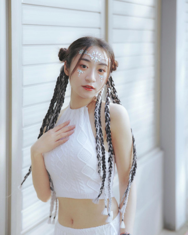 TVB性感小花低胸透明黑絲馬甲大解放!超大膽設計胸形畢露震撼網民眼球