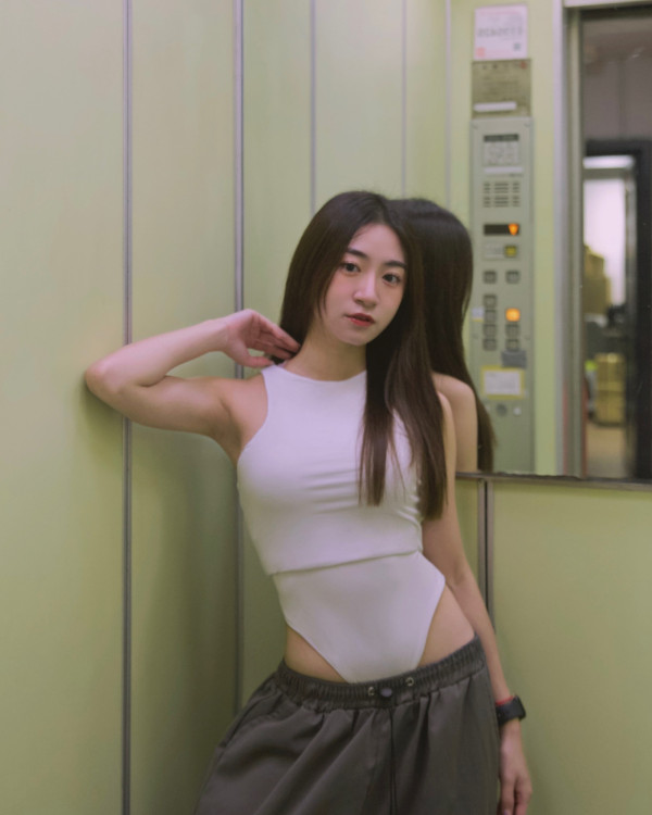 TVB性感小花低胸透明黑絲馬甲大解放!超大膽設計胸形畢露震撼網民眼球