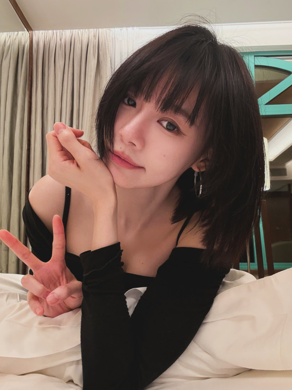 林明禎小背心晒胸前交叉性感誘惑！低胸超近鏡後面全露背更加震撼