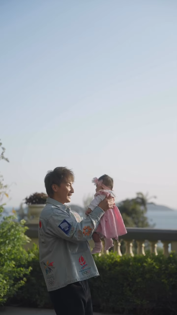 方力申包場豪搞愛女百日宴露天派對！三代同堂合照老婆葉萱母愛滿瀉
