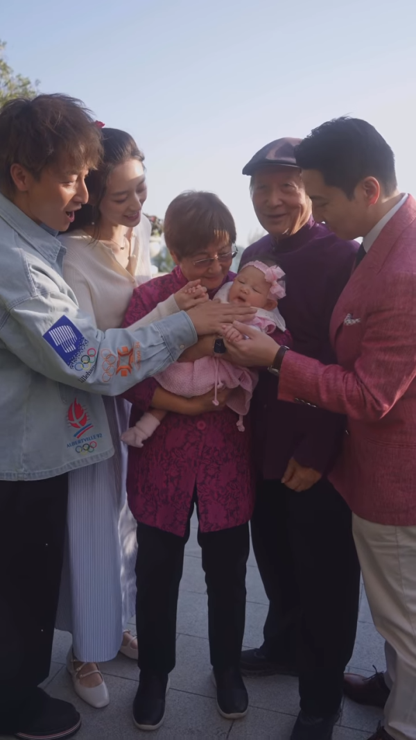 方力申包場豪搞愛女百日宴露天派對！三代同堂合照老婆葉萱母愛滿瀉