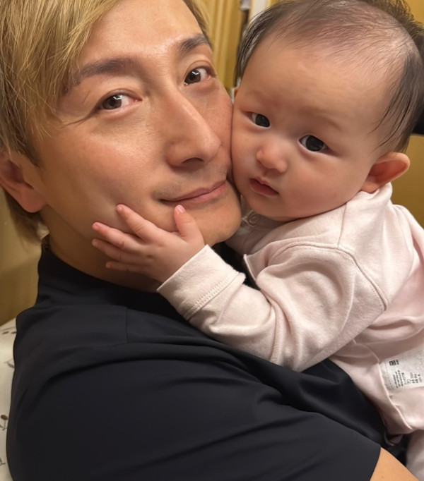 方力申包場豪搞愛女百日宴露天派對！三代同堂合照老婆葉萱母愛滿瀉