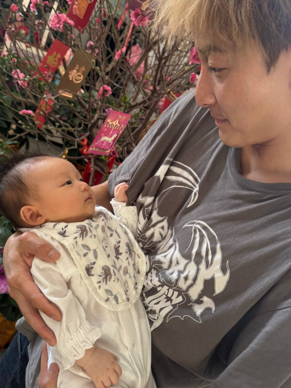 方力申包場豪搞愛女百日宴露天派對！三代同堂合照老婆葉萱母愛滿瀉