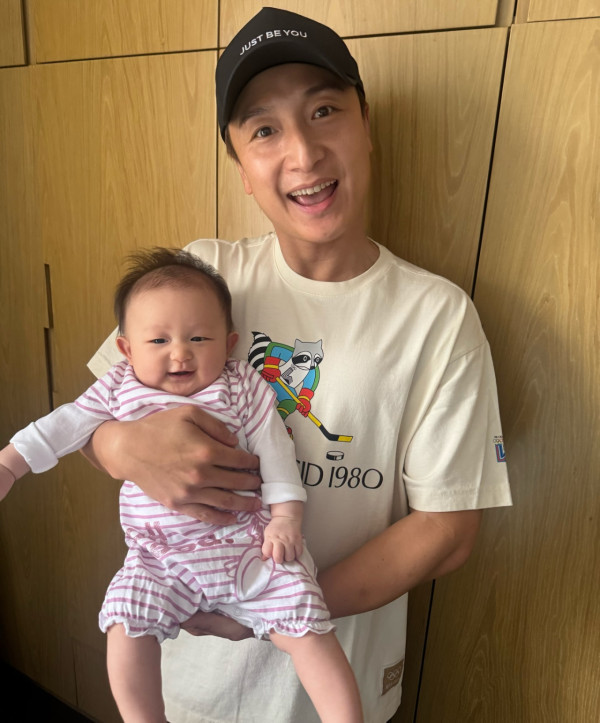 方力申包場豪搞愛女百日宴露天派對！三代同堂合照老婆葉萱母愛滿瀉