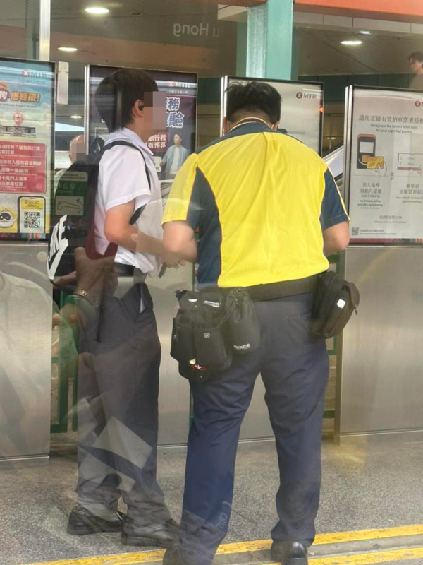 輕鐵站多名乘客疑逃票被斷正！校服學生搭霸王車惹熱議。（圖片來源：Facebook@輕鐵迷俱樂部）