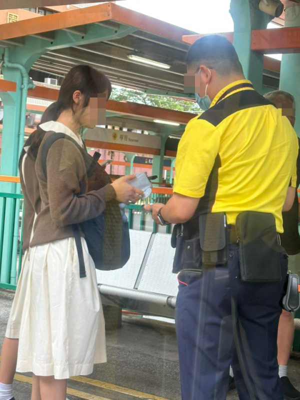 輕鐵站多名乘客疑逃票被斷正！校服學生搭霸王車惹熱議。（圖片來源：Facebook@輕鐵迷俱樂部）