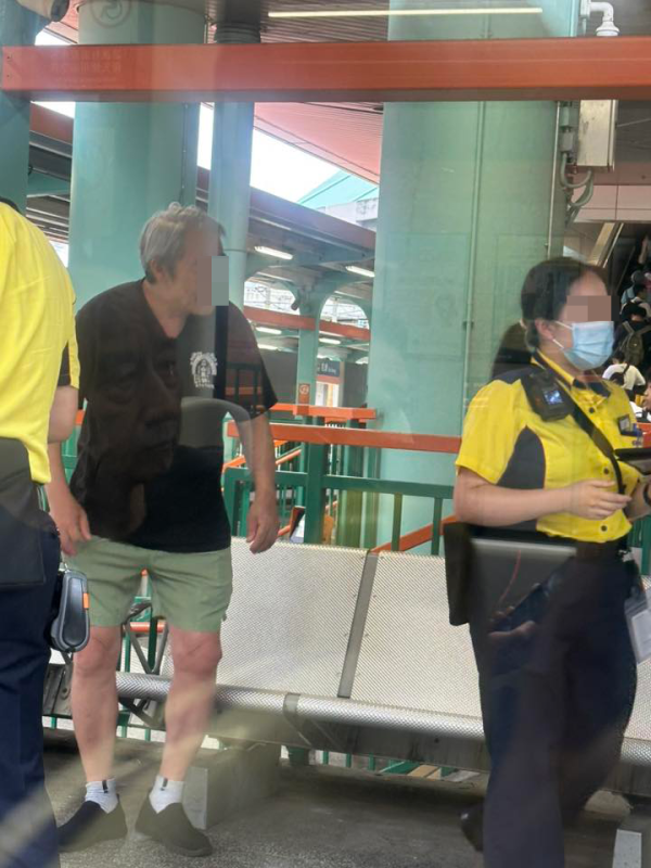 輕鐵站多名乘客疑逃票被斷正！白髮長者亦身在其中。（圖片來源：Facebook@輕鐵迷俱樂部）
