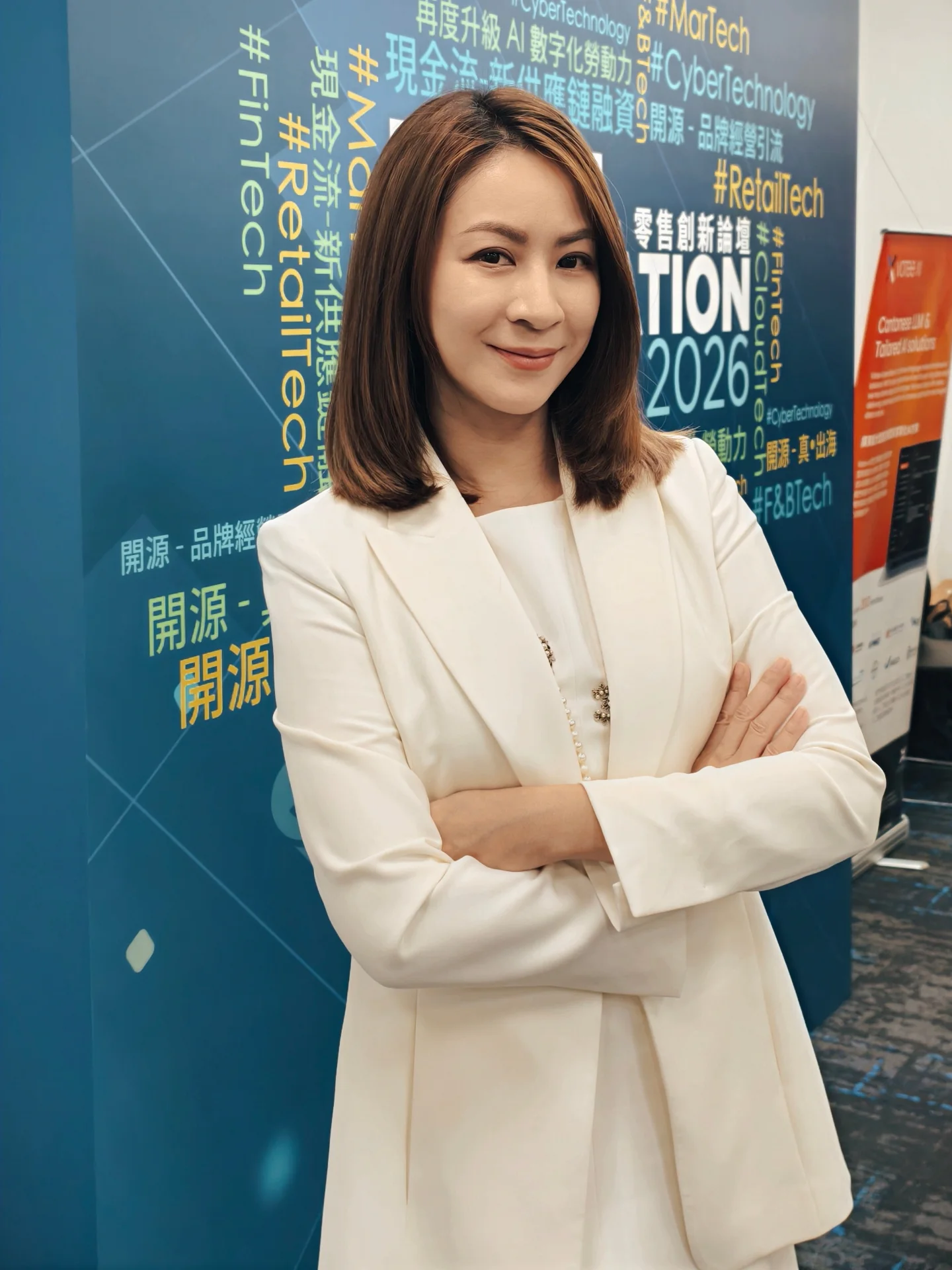 御用丫鬟转行做政商女强人大翻身！息影近10年华丽转型现身创科盛会主礼