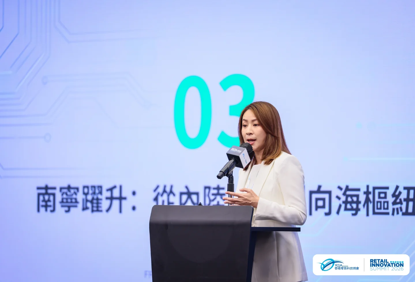 御用丫鬟转行做政商女强人大翻身！息影近10年华丽转型现身创科盛会主礼