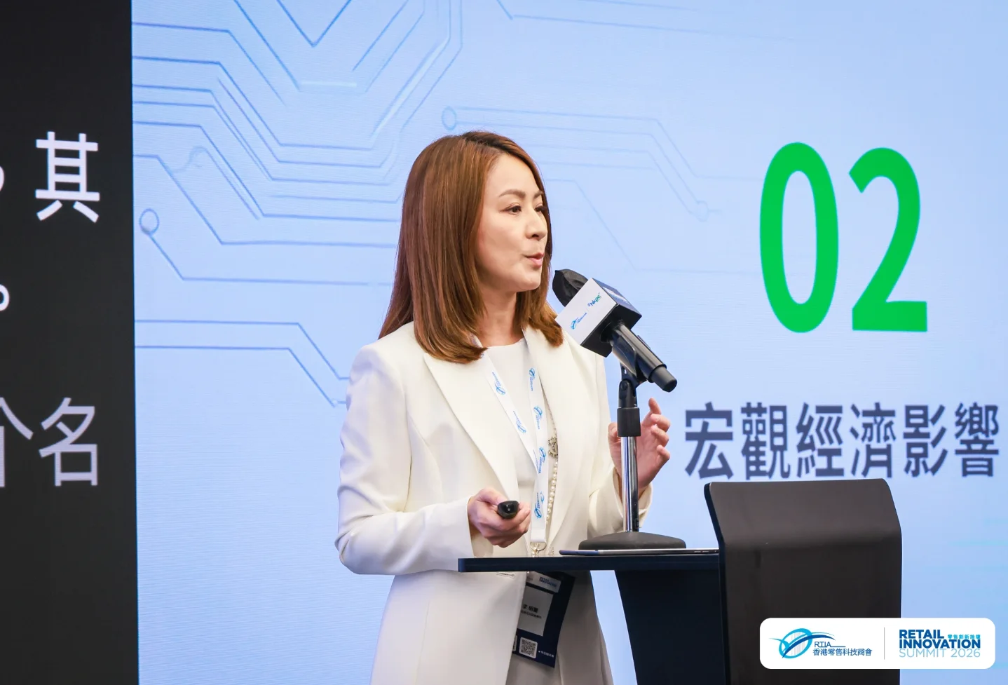 御用丫鬟转行做政商女强人大翻身！息影近10年华丽转型现身创科盛会主礼