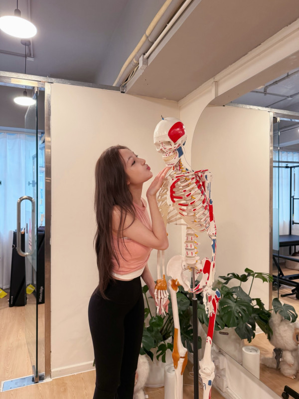 海儿穿贴身瑜伽服奇峰突出晒真材实料！邪恶扭腰呈现胸形巅峰状态︱流晒鼻血