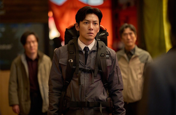 尸杀禁区上映︱香港优先场购票/场次/院线!全智贤池昌旭主演阵容强劲