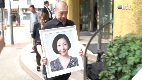 陳慧琳全黑素服現身靈堂送別奶奶出殯 丈夫劉建浩捧亡母遺照哭至雙眼紅腫