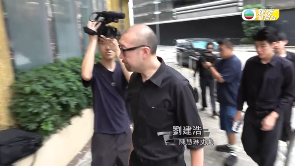 陳慧琳全黑素服現身靈堂送別奶奶出殯 丈夫劉建浩捧亡母遺照哭至雙眼紅腫