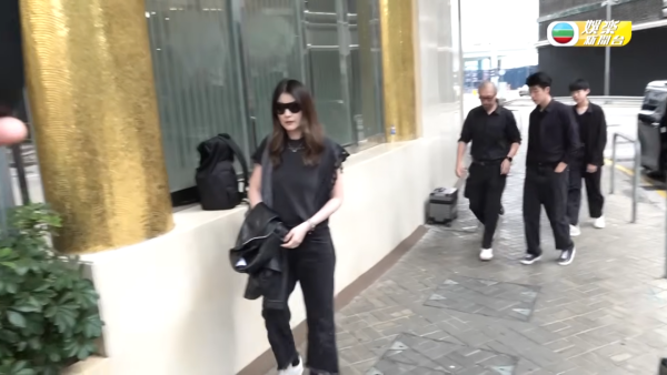 陳慧琳全黑素服現身靈堂送別奶奶出殯 丈夫劉建浩捧亡母遺照哭至雙眼紅腫