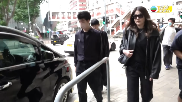 陳慧琳全黑素服現身靈堂送別奶奶出殯 丈夫劉建浩捧亡母遺照哭至雙眼紅腫
