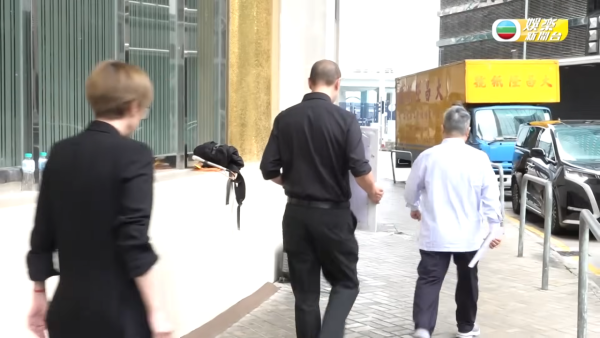 陳慧琳全黑素服現身靈堂送別奶奶出殯 丈夫劉建浩捧亡母遺照哭至雙眼紅腫