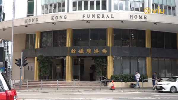 陳慧琳全黑素服現身靈堂送別奶奶出殯 丈夫劉建浩捧亡母遺照哭至雙眼紅腫