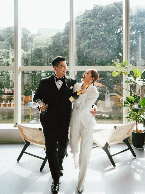 41歲李綺雯延婚5年終大婚出嫁！嫁星級教練老公維港完婚 打破傳統只穿3套禮服