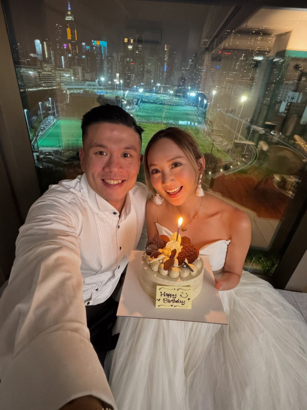 41歲李綺雯延婚5年終大婚出嫁！嫁星級教練老公維港完婚 打破傳統只穿3套禮服