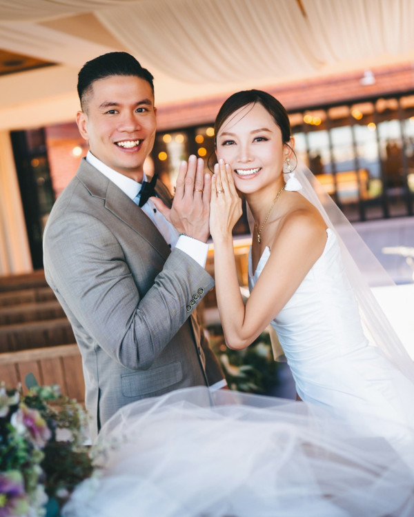 41歲李綺雯延婚5年終大婚出嫁！嫁星級教練老公維港完婚 打破傳統只穿3套禮服
