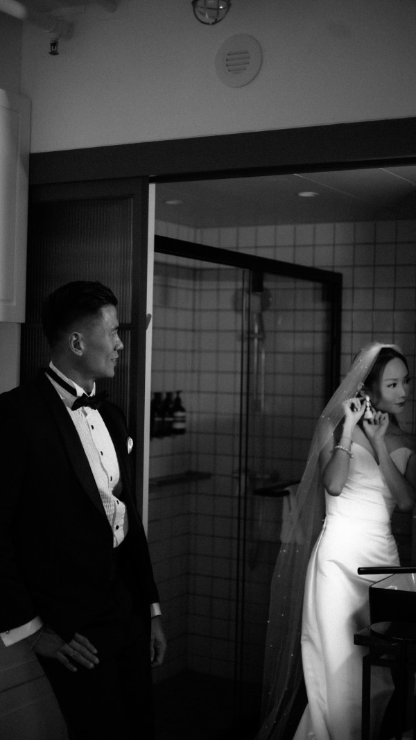 41歲李綺雯延婚5年終大婚出嫁！嫁星級教練老公維港完婚 打破傳統只穿3套禮服
