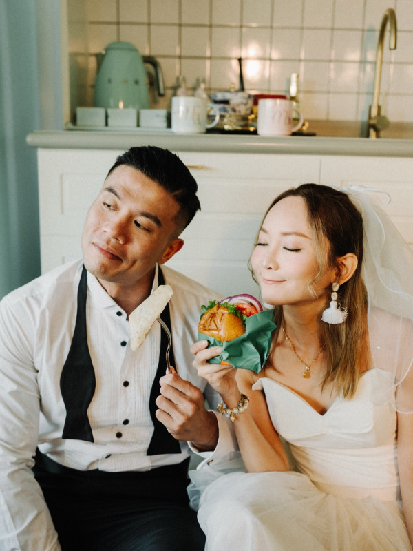 41歲李綺雯延婚5年終大婚出嫁！嫁星級教練老公維港完婚 打破傳統只穿3套禮服