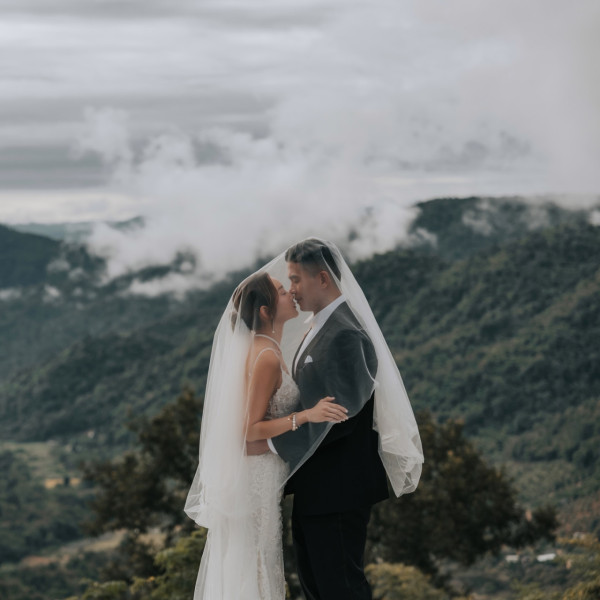 41歲李綺雯延婚5年終大婚出嫁！嫁星級教練老公維港完婚 打破傳統只穿3套禮服