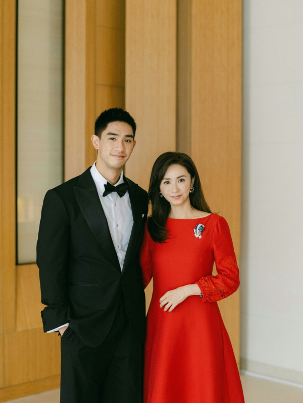 吳婉芳公開二子胡智同溫馨婚宴照！「最美奶奶」逆齡靚樣搶鏡靚過新抱