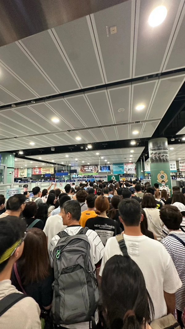 深圳湾口岸大爆满！排队1.5小时才过关 港人崩溃自嘲：玩到最后1秒的代价