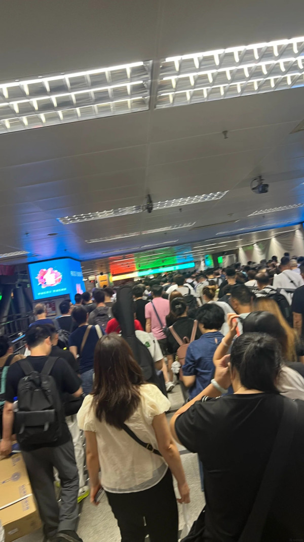 深圳湾口岸大爆满！排队1.5小时才过关 港人崩溃自嘲：玩到最后1秒的代价
