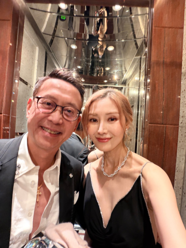 55岁李嘉欣疑真空上阵惊险离罩走光！侧身大挖空暴露出胸型险春光乍泄