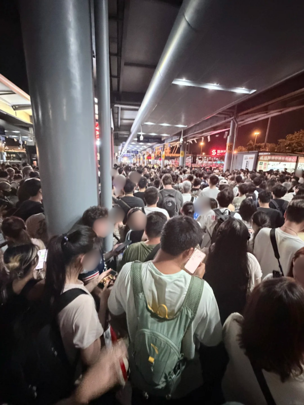 深圳湾口岸大爆满！排队1.5小时才过关 港人崩溃自嘲：玩到最后1秒的代价