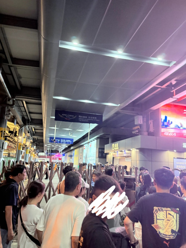 深圳湾口岸大爆满！排队1.5小时才过关 港人崩溃自嘲：玩到最后1秒的代价